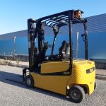 YALE 1600 KGS ELÉCTRICA 4 RUEDAS full