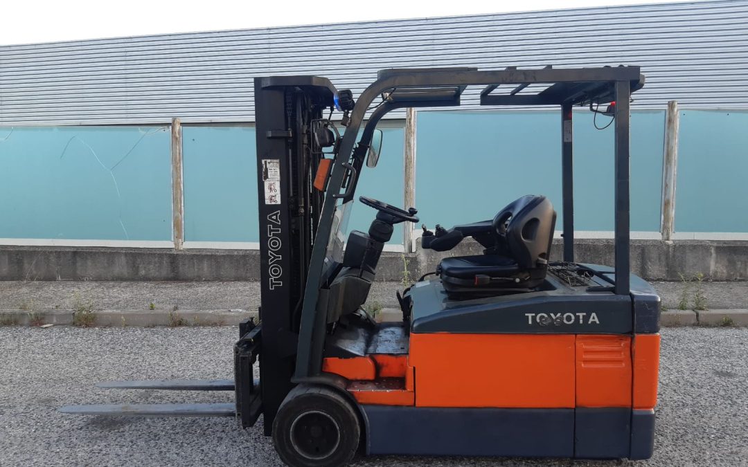 TOYOTA 2000 KGS ELÉCTRICA 3 RUEDAS