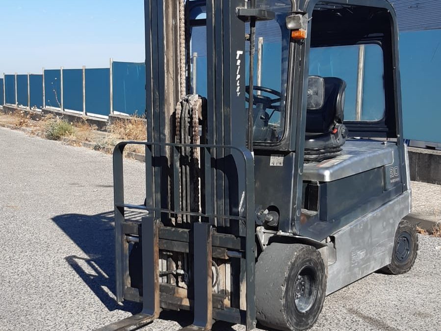 NISSAN 3000 KGS ELÉCTRICA 4 RUEDAS